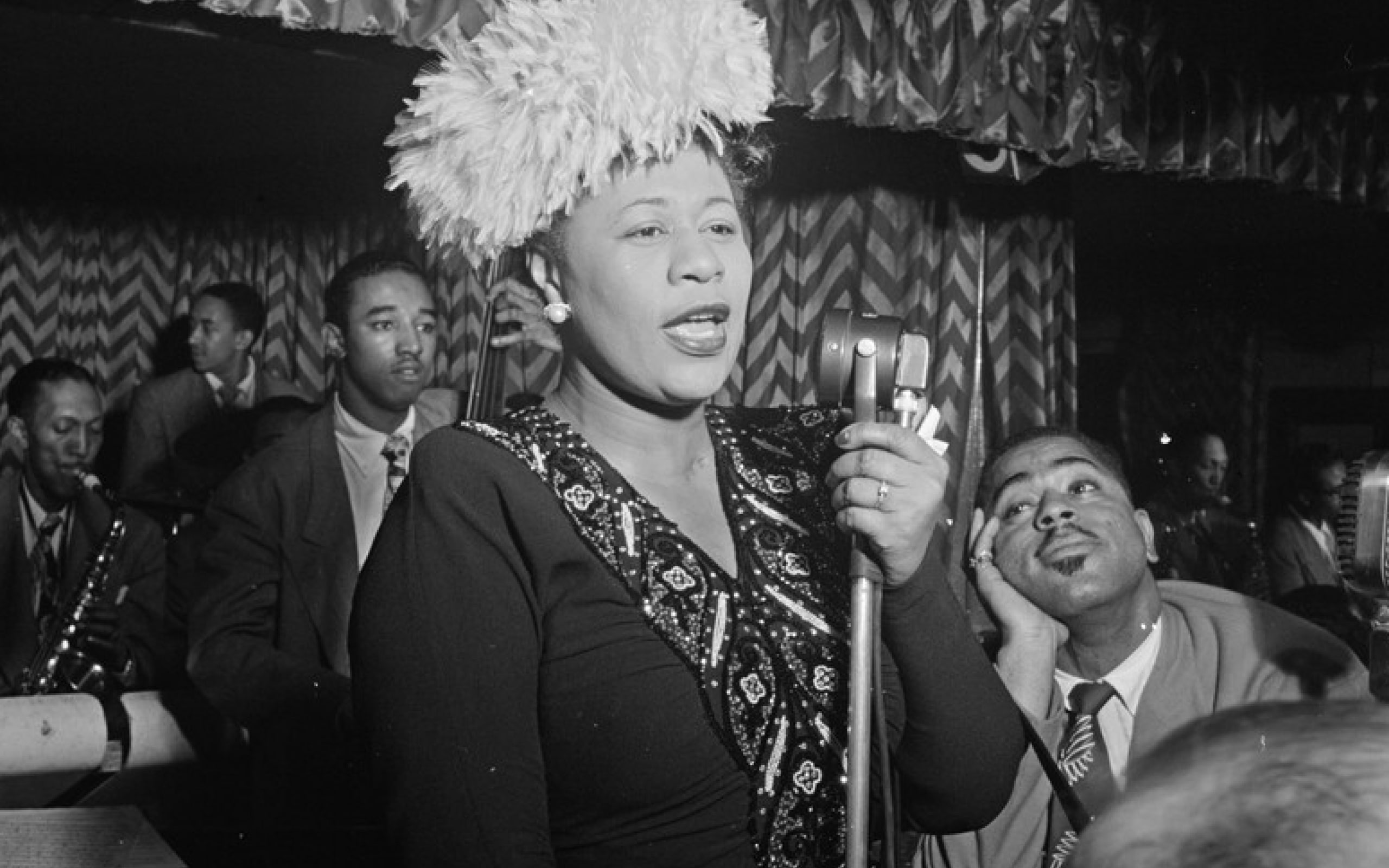 Ella Fitzgerald, deren Karriere als Sängerin des Chick Webb Orchestra begann